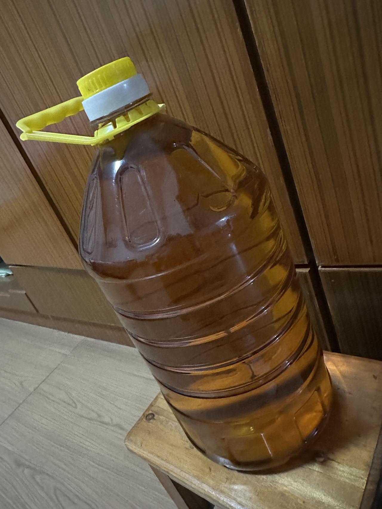 闺蜜说，她刚刚买了茶油，买了20斤，50元一斤，20斤花了1000元，是在她的老