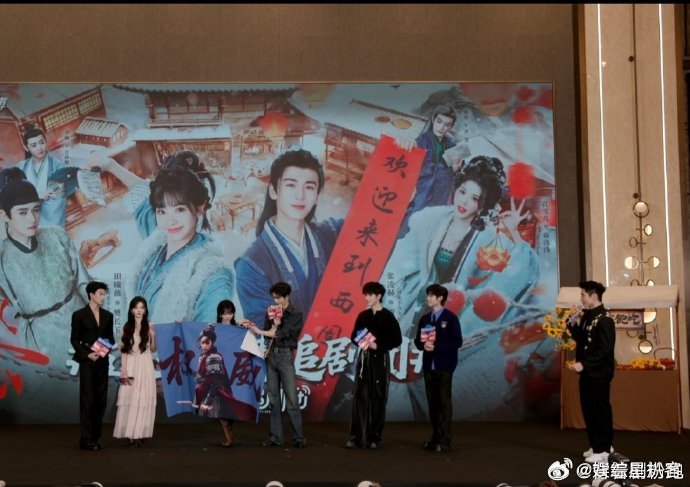 张凌赫田曦薇权威张凌赫田曦薇权威夫妇 同框气场直接拉满，这对的默契和氛围感真的无