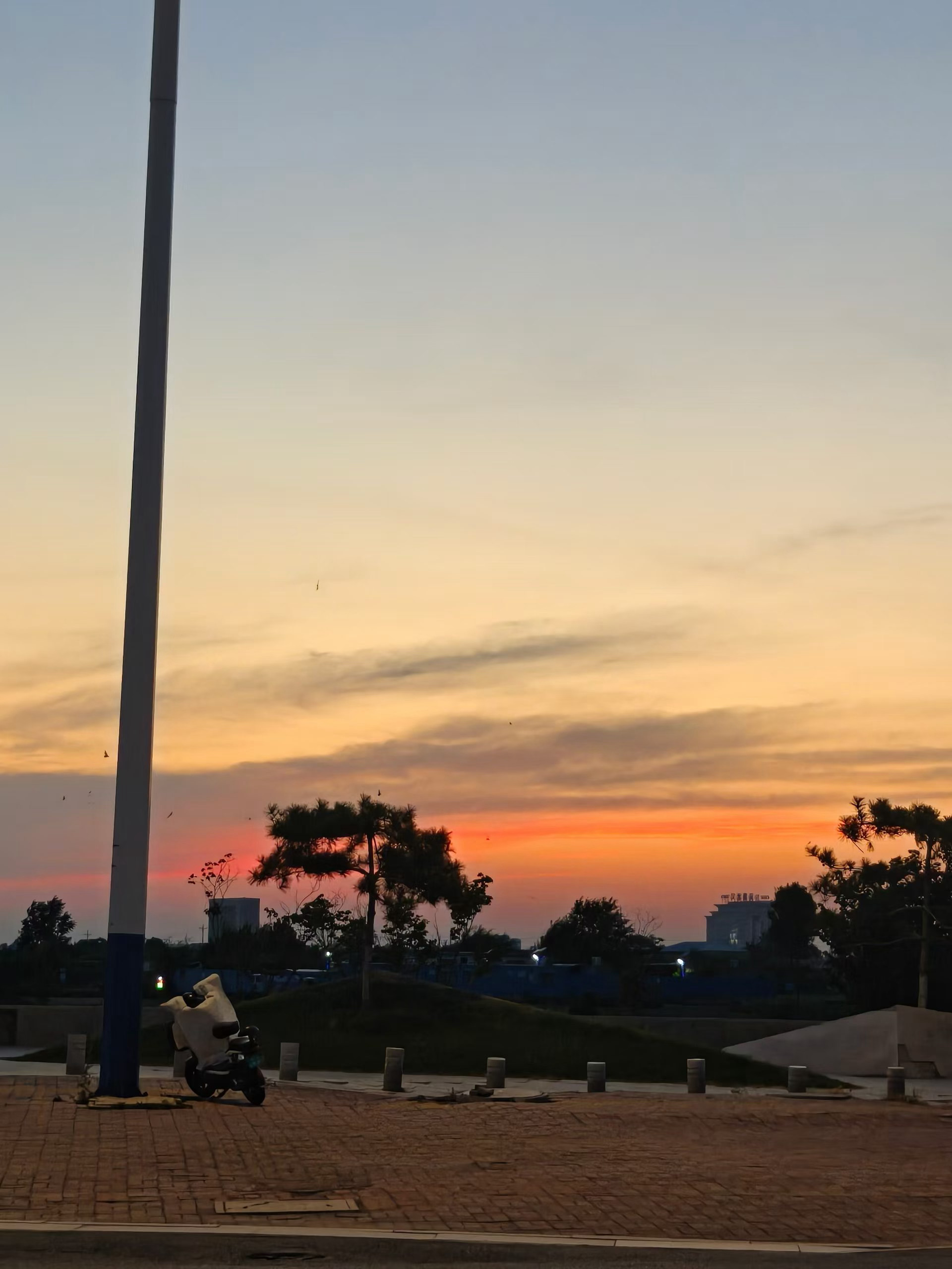 早安 🚀 如果还没看到光芒， 那就让自己成为光源。脚踏实地，也仰望星空，追梦的