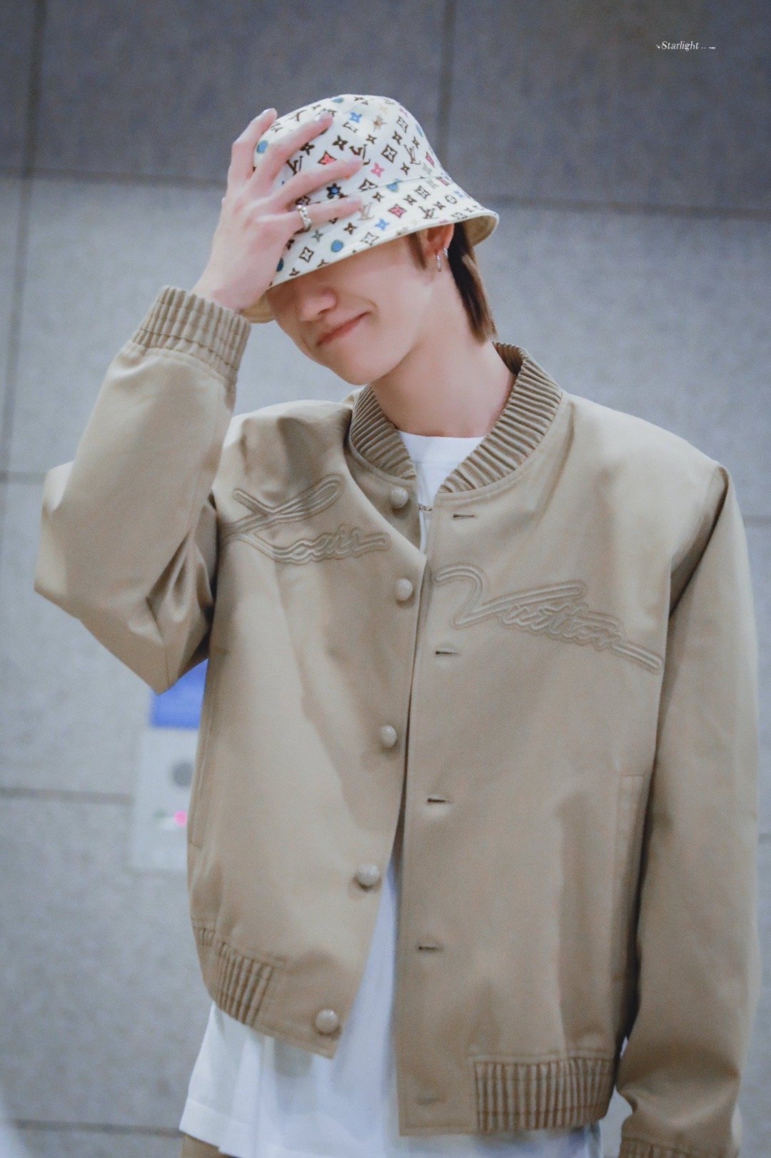 #徐明浩终于出现了# 徐明浩出发大秀，机场走成了秀场，好帅好有feel！而且这个