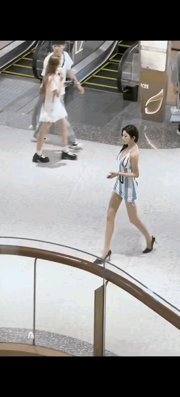 走出了六亲不认的步伐