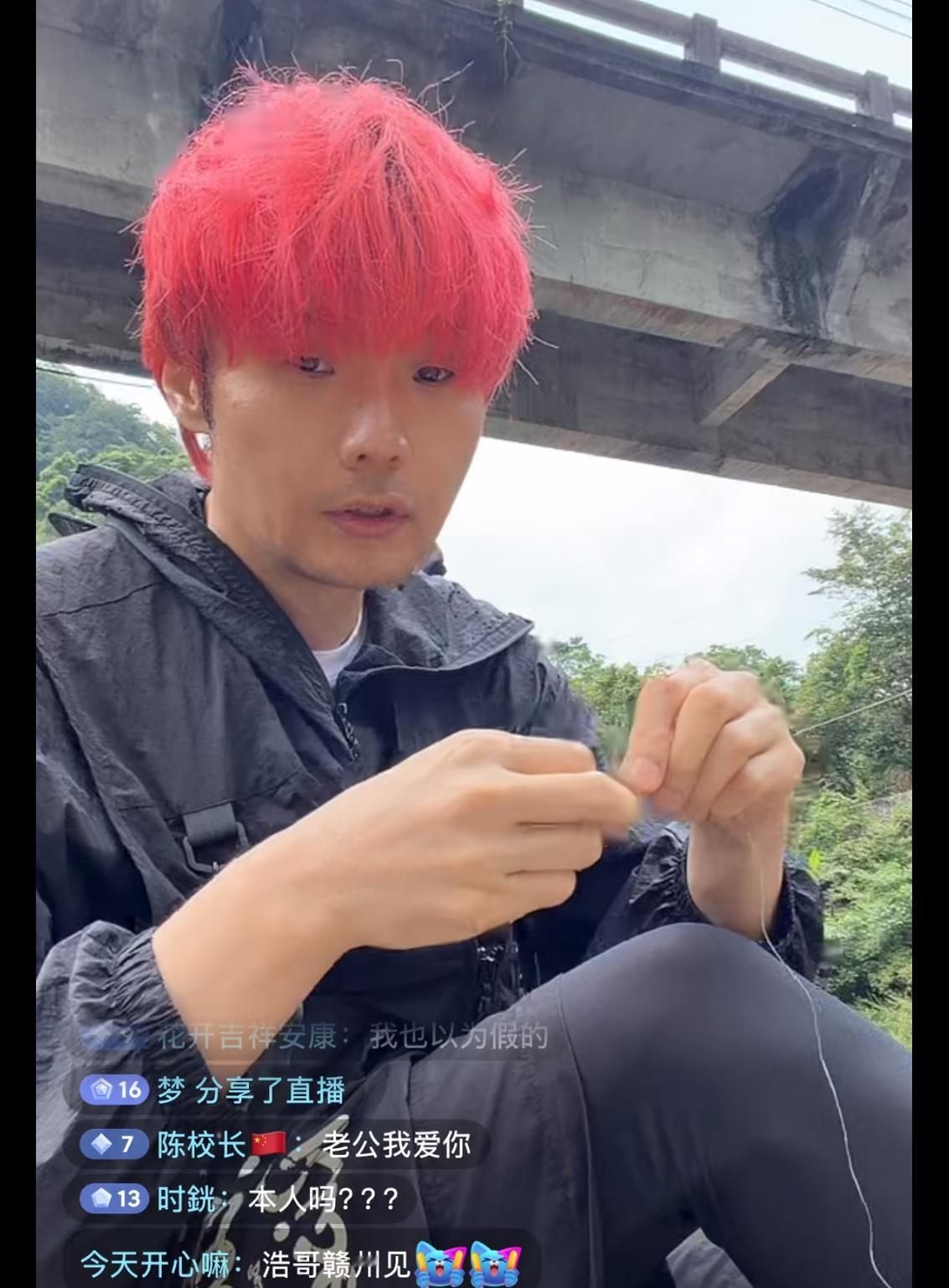 谁敢相信啊，

下午刷到李荣浩钓鱼的时候，我以为是模仿秀，一滑就滑过去了。

没