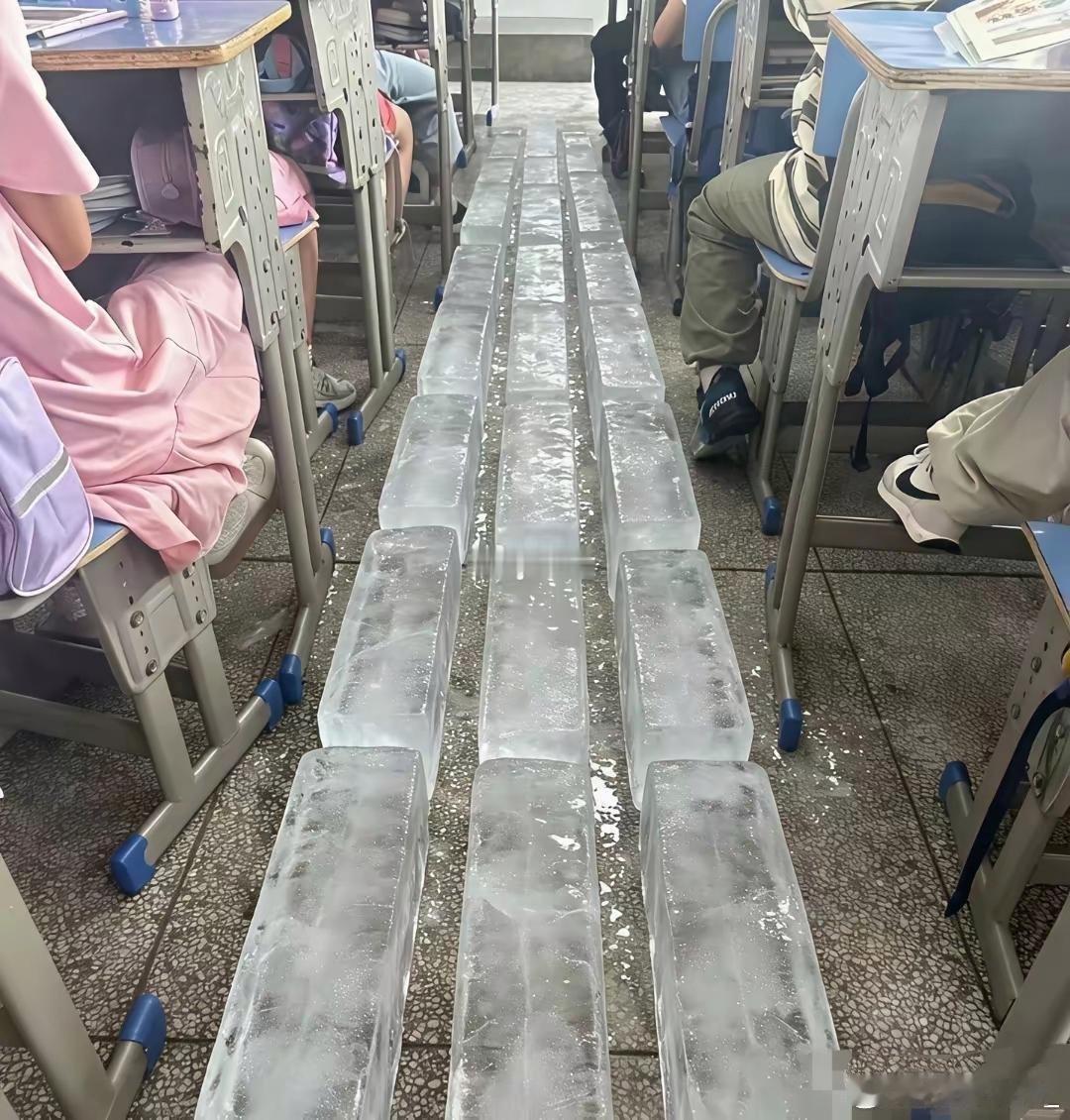 夏天热怎么久为什么要摆这么多冰块不买空调？还不如开空调划算 