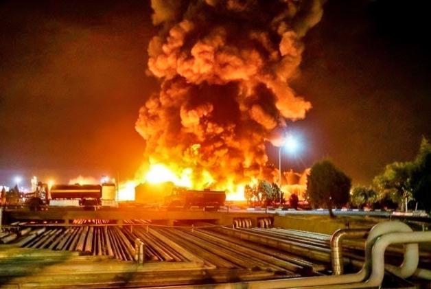 一片哗然！伊朗30余个大型储油设施遭到袭击，美国被指责得不到就毁掉。3月8日夜间