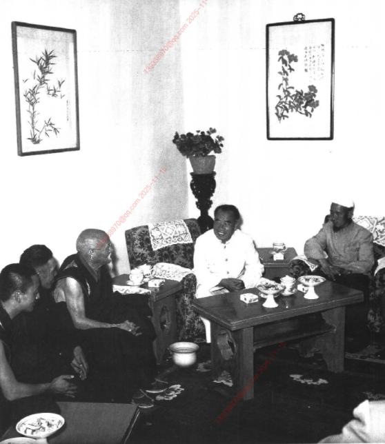 1958年7月，朱德在西宁接见青海宗教界人士。左三喜饶嘉措。
