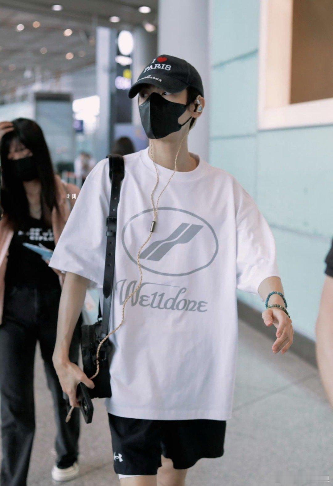 罗云熙今日机场路透，完全就是男大学生呀。 ​​​