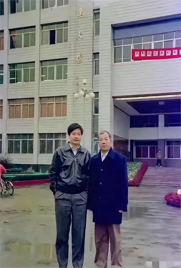 1997年，雷军重回母校仙桃中学受到热烈欢迎，此时的他，已经是金山公司的总经理。