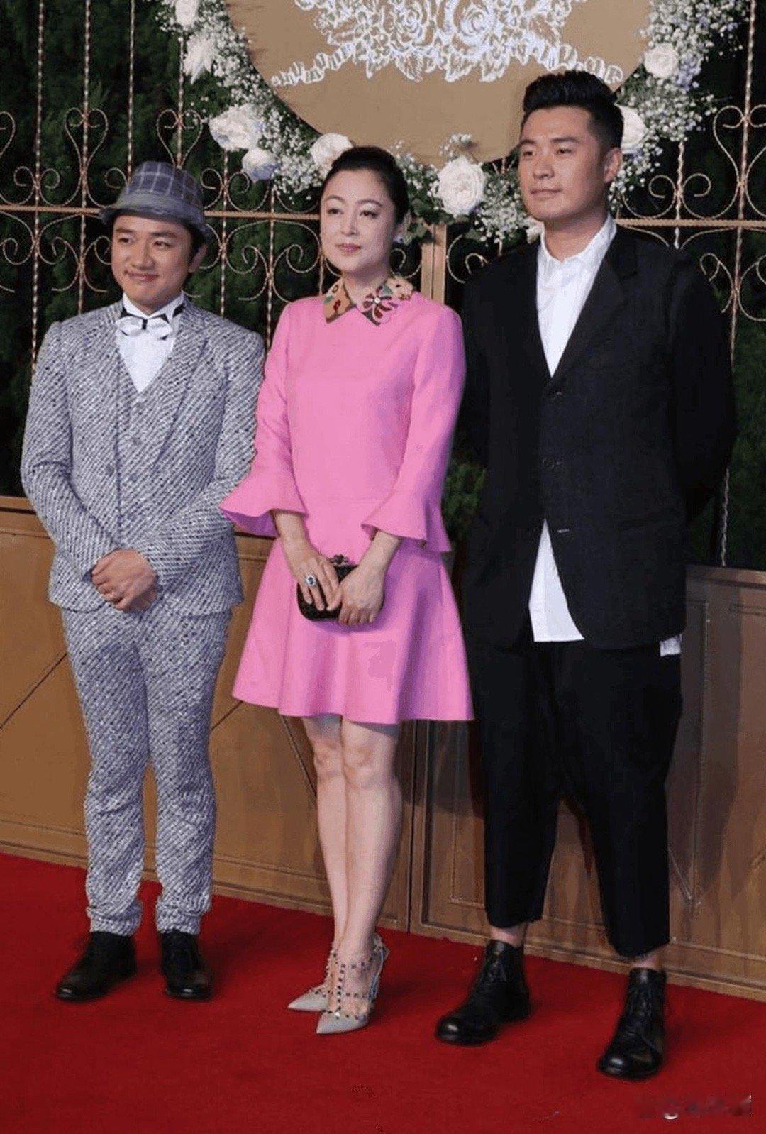 陈红年纪不小了，还打扮得这么年轻 