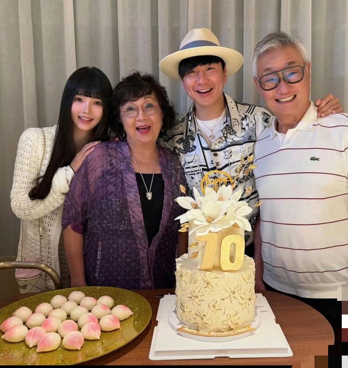 林俊杰小他21岁的女友七七婚纱写真来了。
没想到林俊杰就这样水灵灵地官宣了。
女