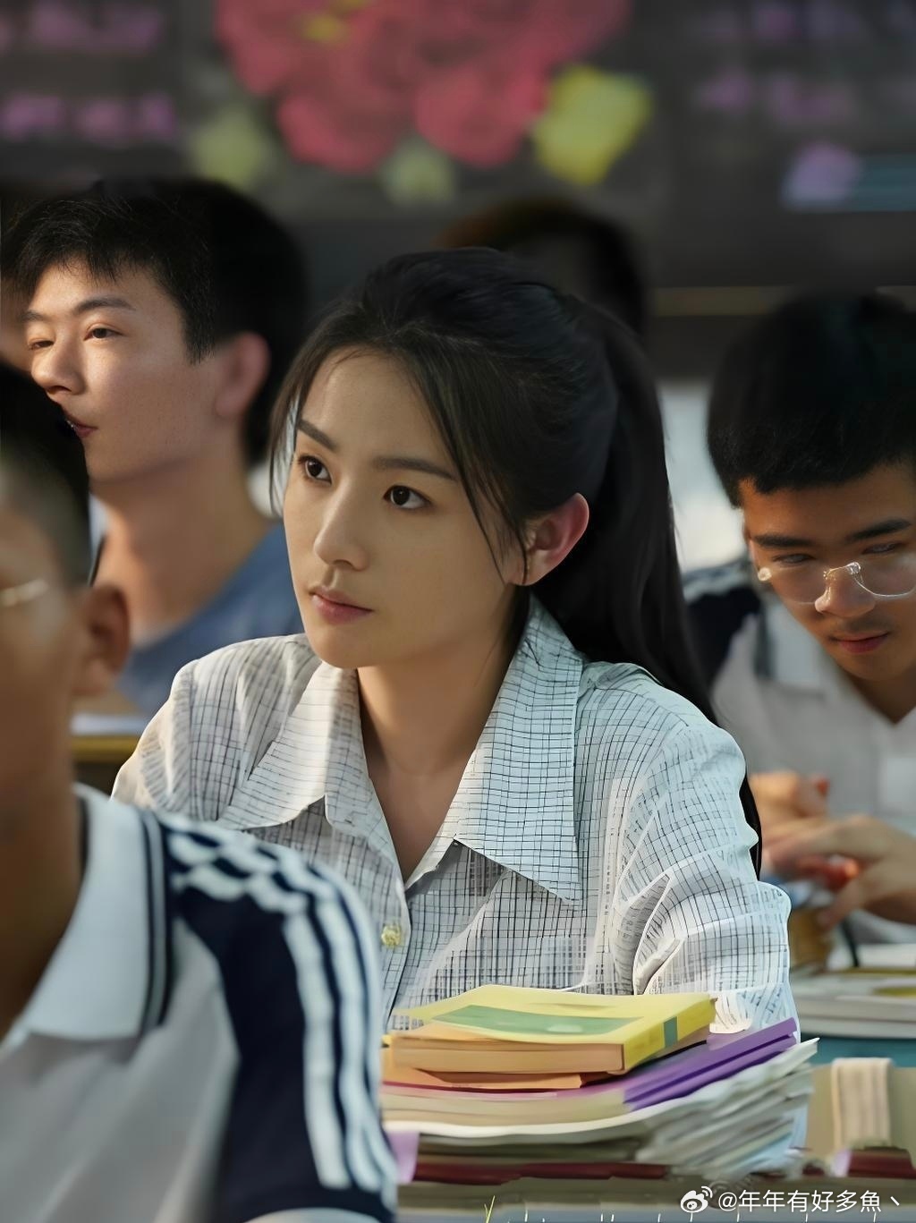 导演真挺行，就为突出谁是演员，就给一人化了妆…… 