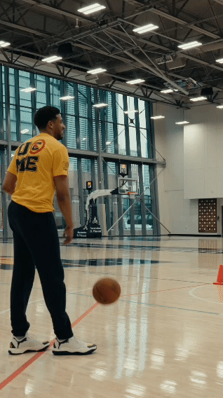 跟腱撕裂22周后，哈利伯顿也完成了首次单手扣篮