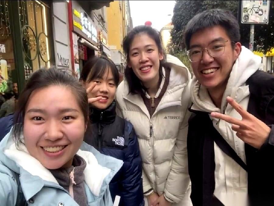 凌晨刷到一张照片，直接给我看愣了。
李盈莹，在米兰的唐人街。
就那么笑意盈盈地，