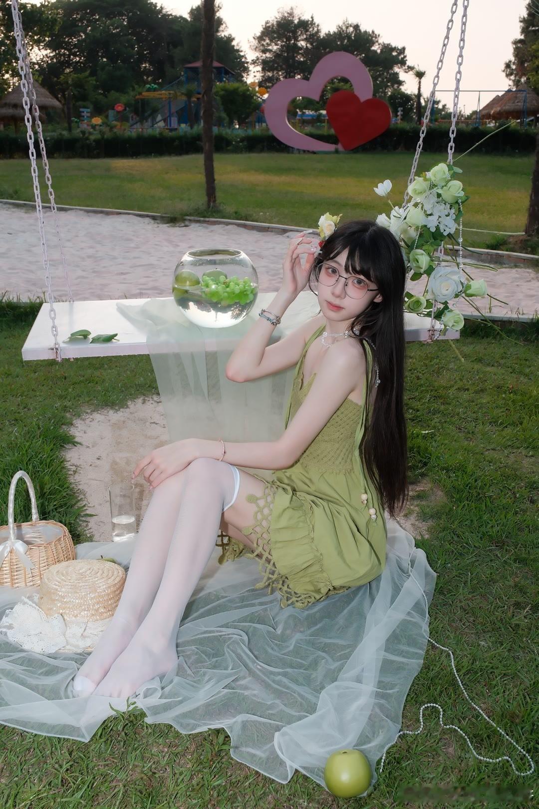 绿色森林系，白丝小腿袜，可爱又感性～ ​​​