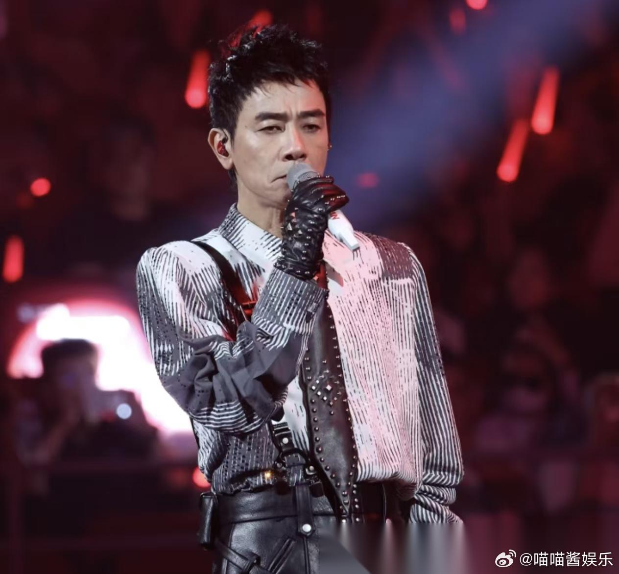 陈小春真的怒了 不是唱歌没唱好 也不是被喊退票，而是 舞台设计者一点没考虑到现场
