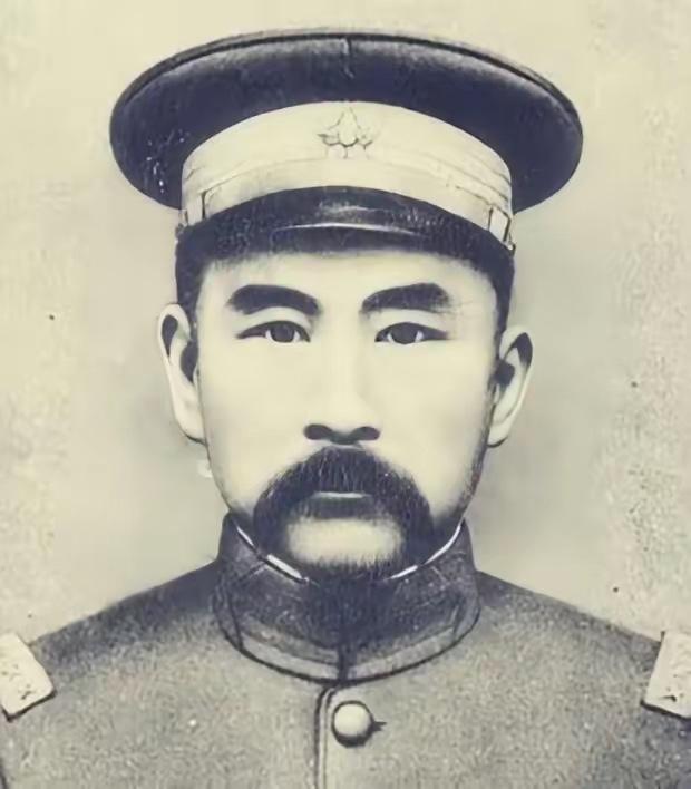 张勋有个怪癖，喜欢枕着女人的身子入睡，有次他睡得正香，身边人动了一下，他猛地坐起