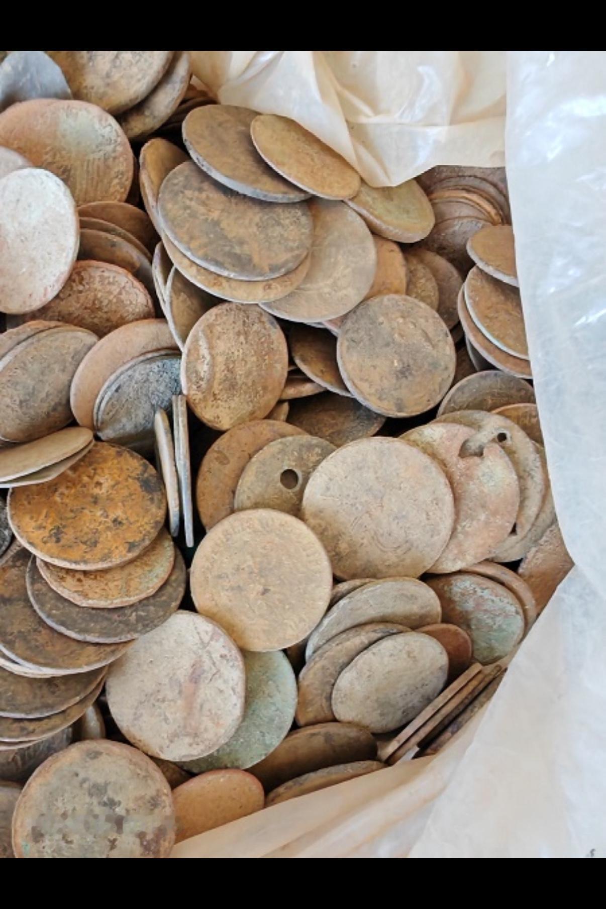 朋友乡下收的10来斤铜板儿。
有一些还能看到文字，底板没坏，这是我朋友花了300