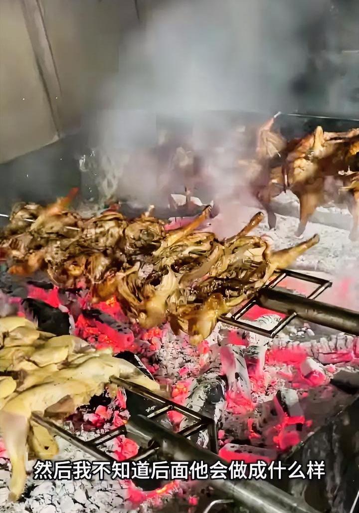 烤鸡少年被举报
不是因为他放了“肉宝王”
是因为他太火了
现在哪个小吃不加点科技