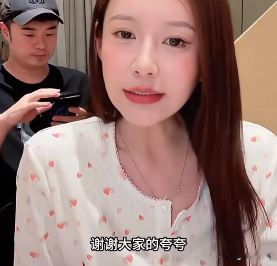 近日，陈赫的老婆张子萱直播时，回应了这段时间网友总夸她年轻像少女的话题。

张子