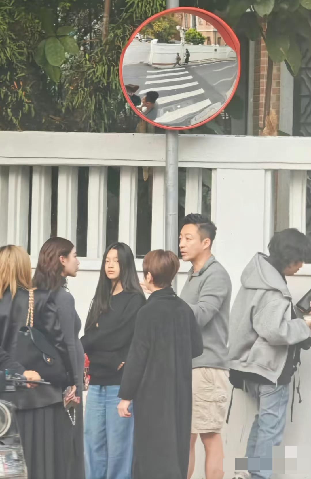 人家后妈的父母愿意帮带孩子，说明人家现在家庭关系好，老人愿意分担啊！也说明大家人