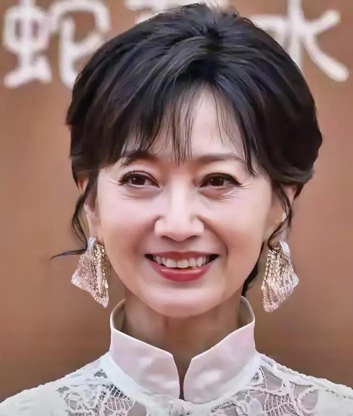 赵雅芝不笑，皱纹是看不出来的，人家根本就不在乎滤镜，这就是天然脸，笑起来，只是眼