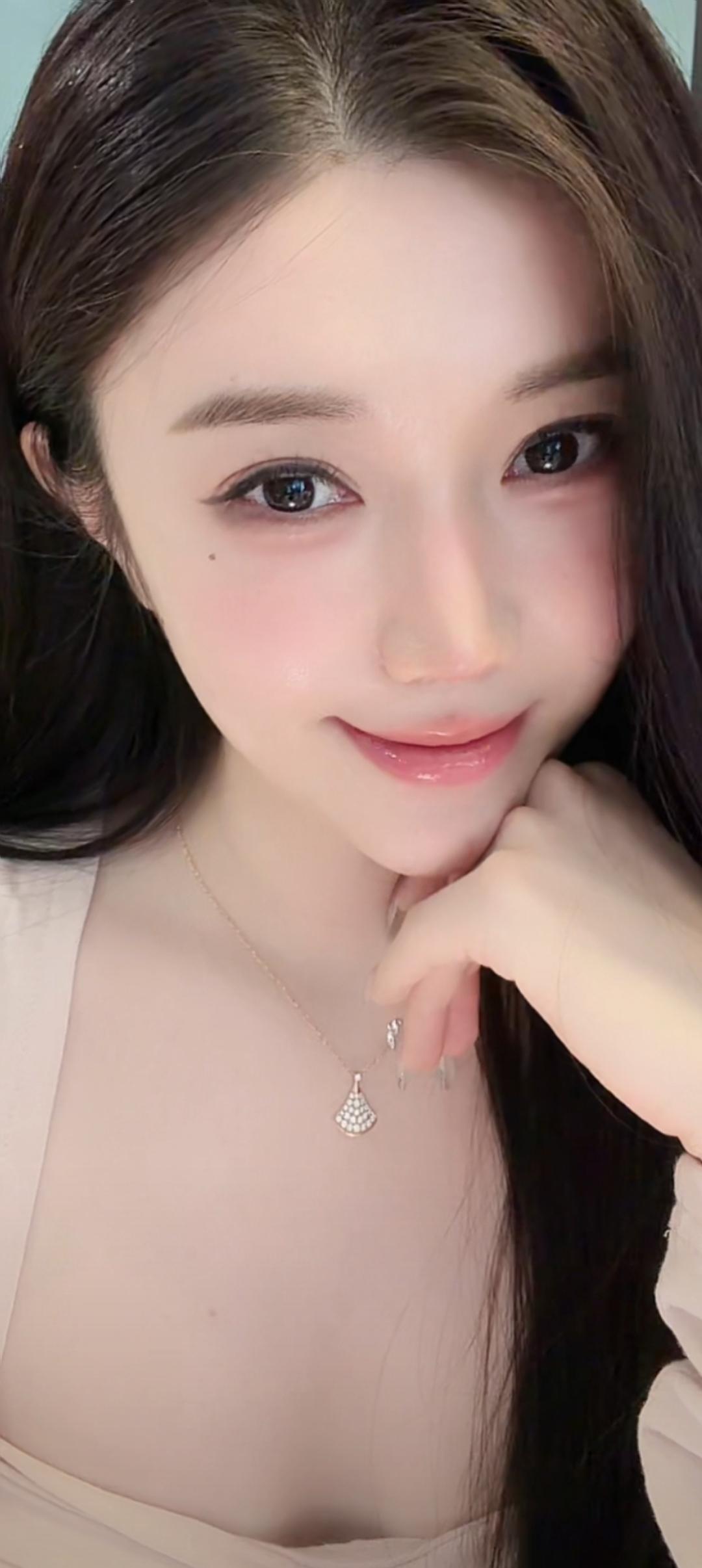这位小姐姐微笑得很甜呢。