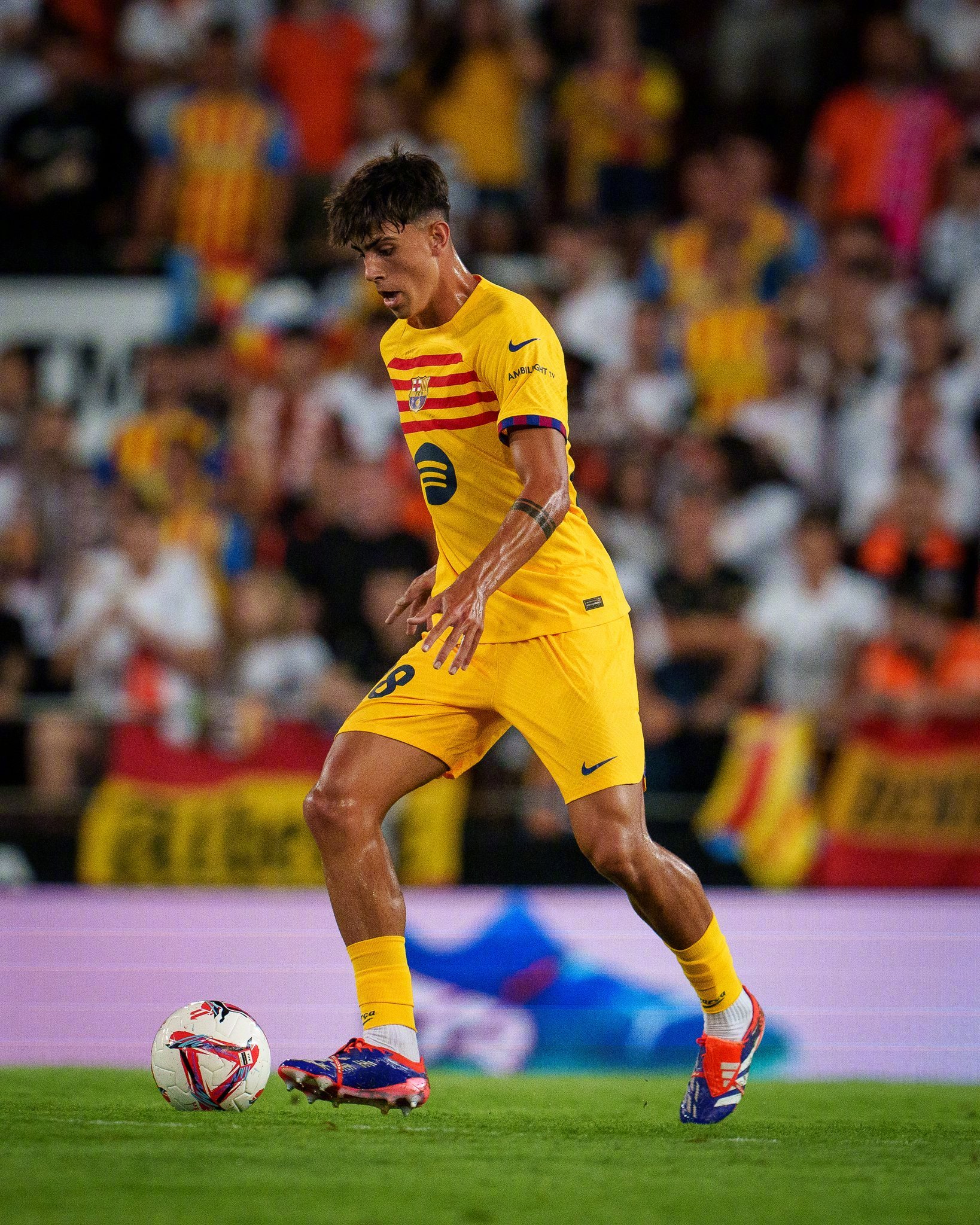 上半场比赛结束，瓦伦西亚以1:1暂时打平巴萨，莱万扳平，库巴西黄牌、中场前门线解