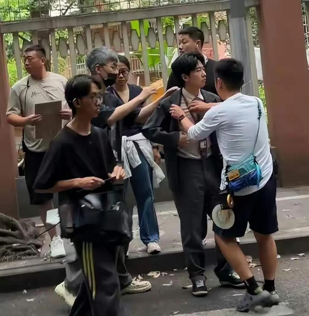 两个月就算完全不吃饭都减不了80斤。。。。。 