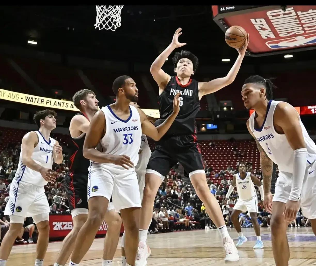 随着杨瀚森在NBA首秀表现惊艳后，会发生三个意料之中的事件：
1，赛后，NBA各