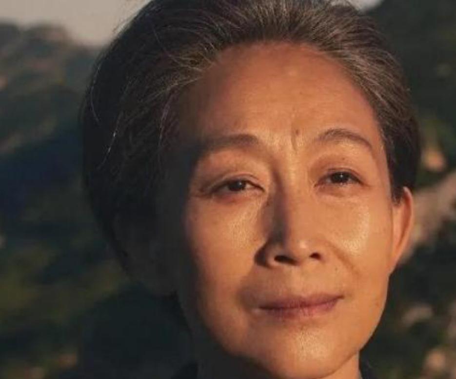 1971年，清华大学叶文洁背叛人类，擅自向太空中发射电波，8年后竟收到神秘回复：