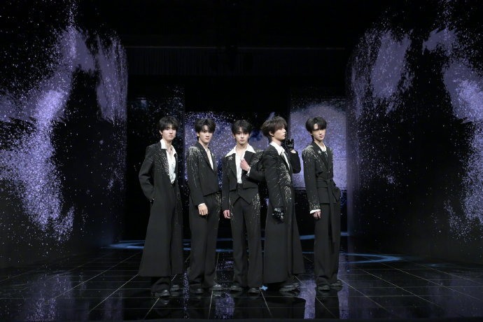 张子墨cos纪律委员 张子墨微博之夜红毯各个角度比嘘🤫2025微博之夜爆款创作