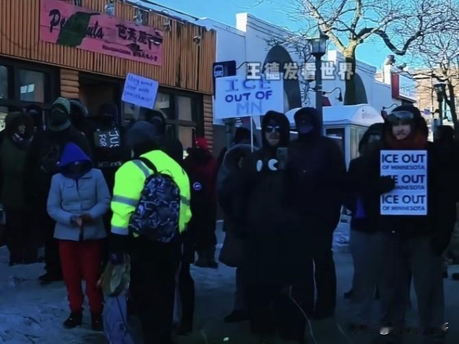 北美懦夫四件套，举牌、送花、追思、点蜡烛。大洋彼岸的人面对血色悲剧，只会唱歌、跳