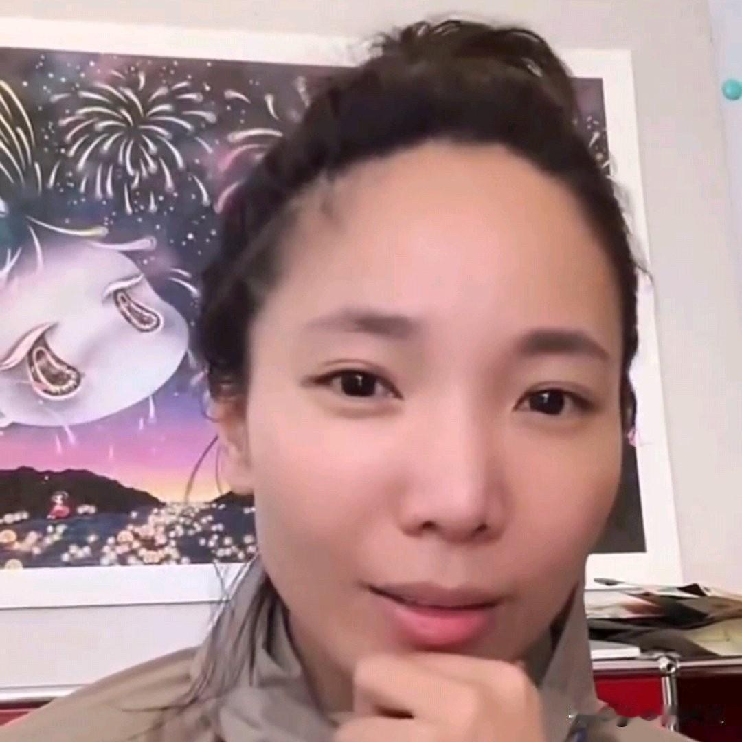 我实在是无法共情张婉婷
她陷入一种自证的境地，嘴上说着不在乎，但内心却无法平静，