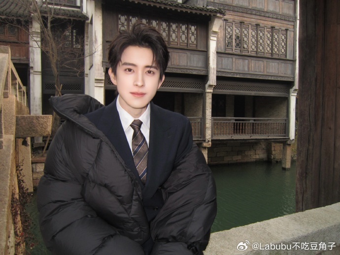 敖瑞鹏沈羽洁不二之臣A组杀青照敖瑞鹏沈羽洁不二之臣捧花杀青照 从一纸婚约到心意相