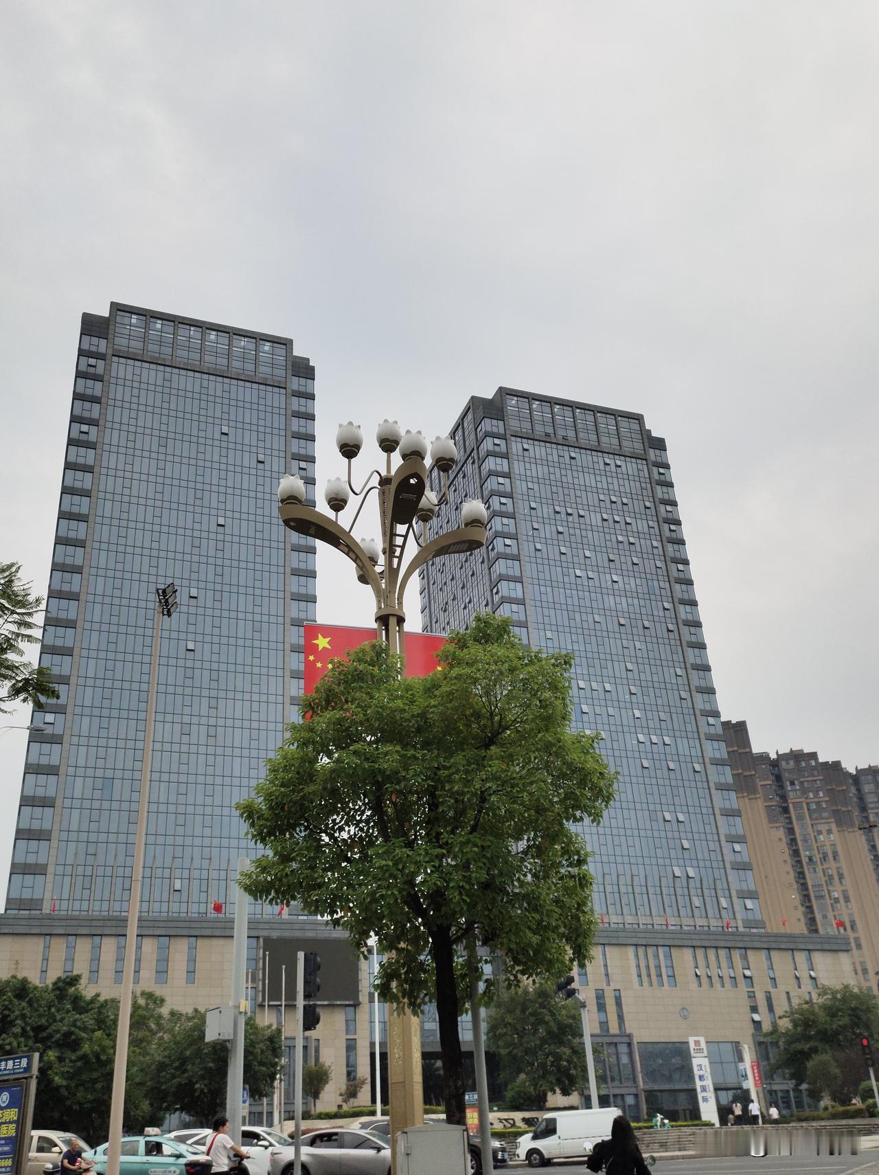 实拍南充高坪安汉新区双子塔该双子塔矗立于嘉陵江畔璀璨明珠—南充市高坪区安汉新区。