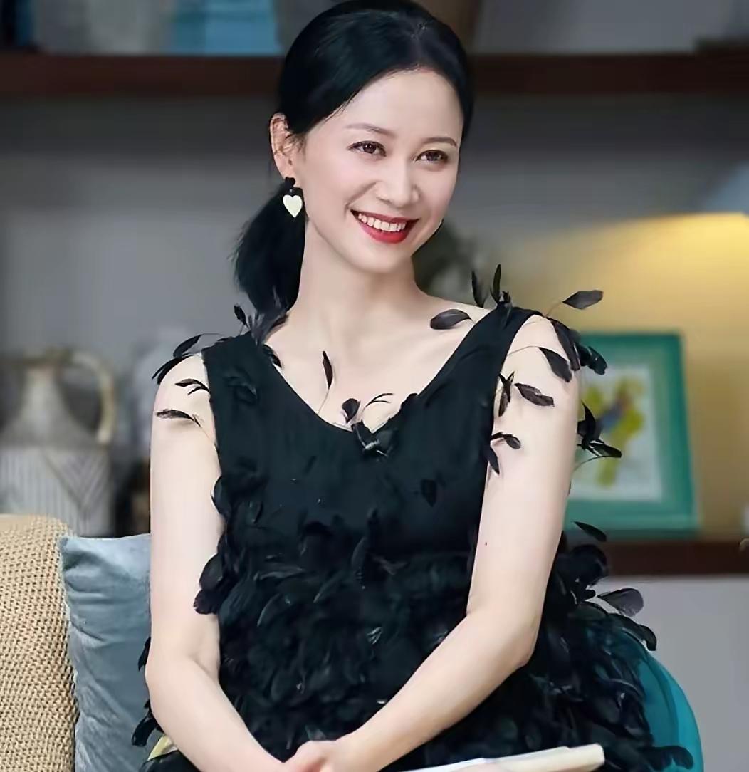 演员倪虹洁说：“我从小被寄养在奶奶家，后来又去到上海姑姑家生活，寄人篱下的日子，