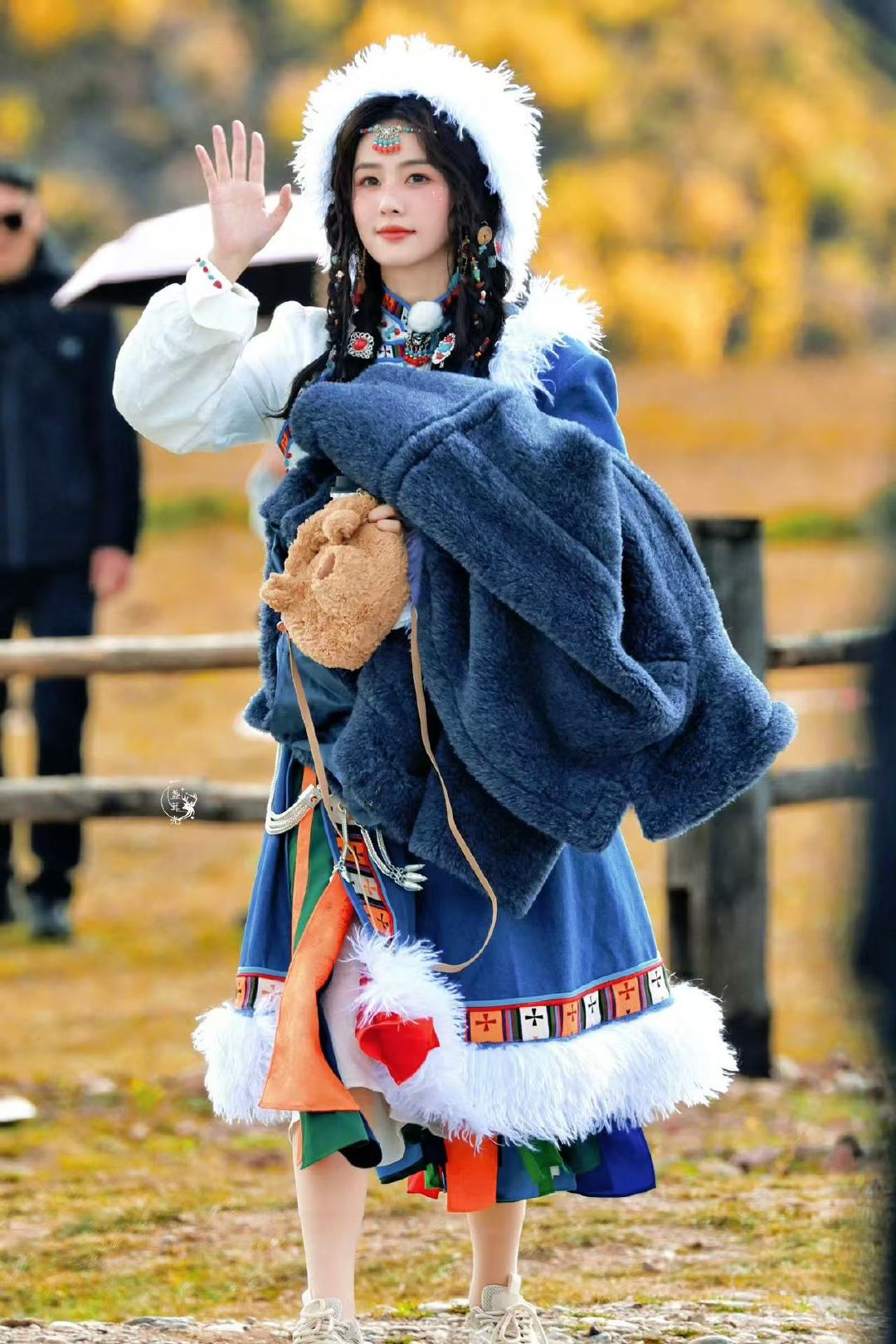 #白鹿奔跑吧蓝色藏服# 白鹿录制节目《奔跑吧》中的藏服造型像一只蓝色的小鹿，美的