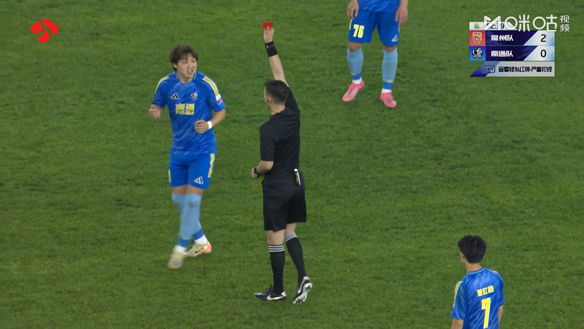 #南通球员被红牌罚下# 南通队在进攻中因危险动作被红牌直接罚下！对客队来说真是雪