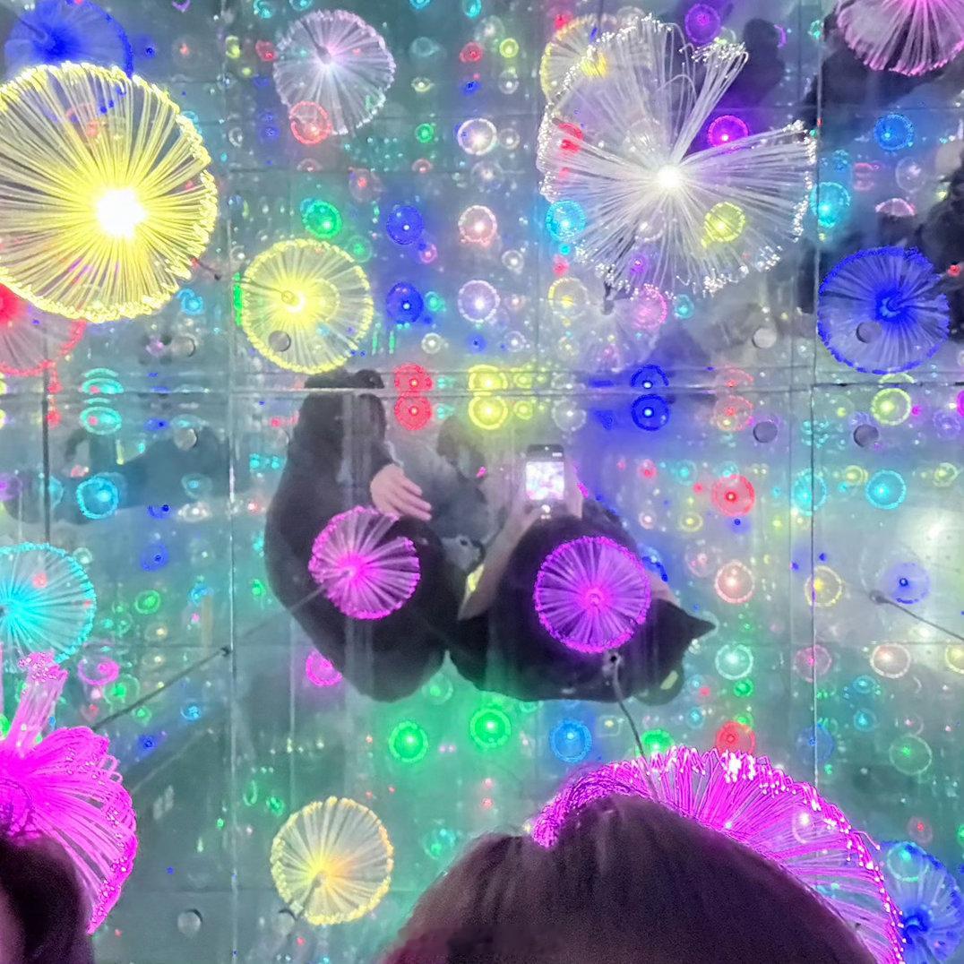 哥哥你看这样像不像我们顶着两顶紫色的帽子，我想拍你别动诶诶，过来一点好，不动啊，