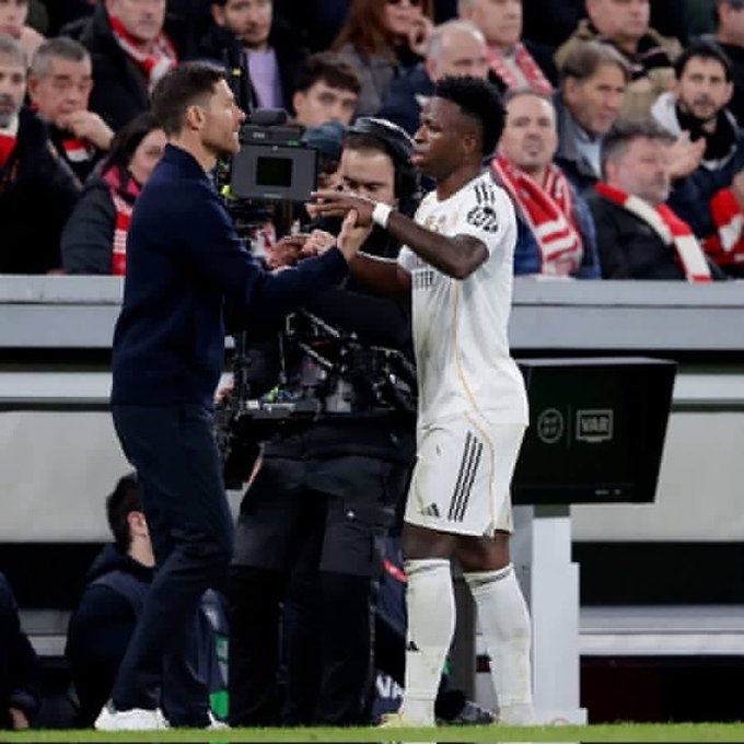 最近几天，哈维·阿隆索与队中的几名球员建立了“联系”。据了解，这些并非正式的深入