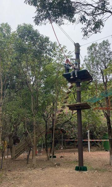 广州户外探险好去处
📍广州 广州龙头山森吧飞越树上探险乐园
生活给你压力，森吧