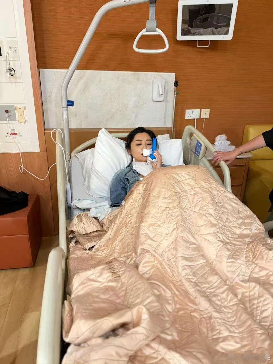正值事业上升期的金像影后卫诗雅片场遭遇意外，口部、嘴唇严重创伤，紧急送医缝合五十