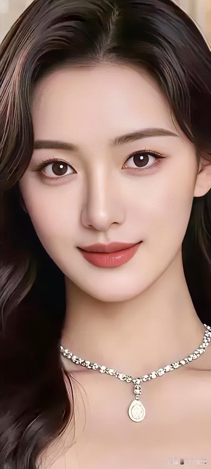 这位美女戴着一条漂亮项链。