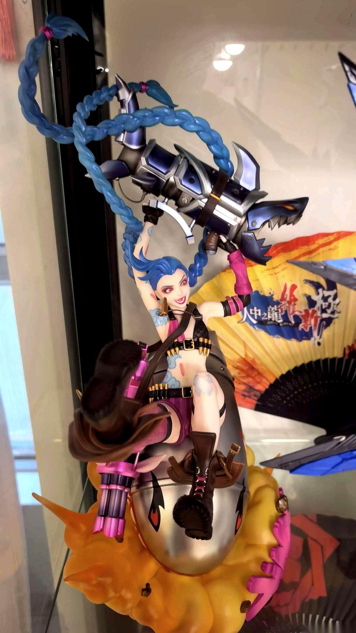 很多人想不通，一个巴掌大的塑料娃娃，怎么就能在二手市场炒到上万块。
这事儿，得从