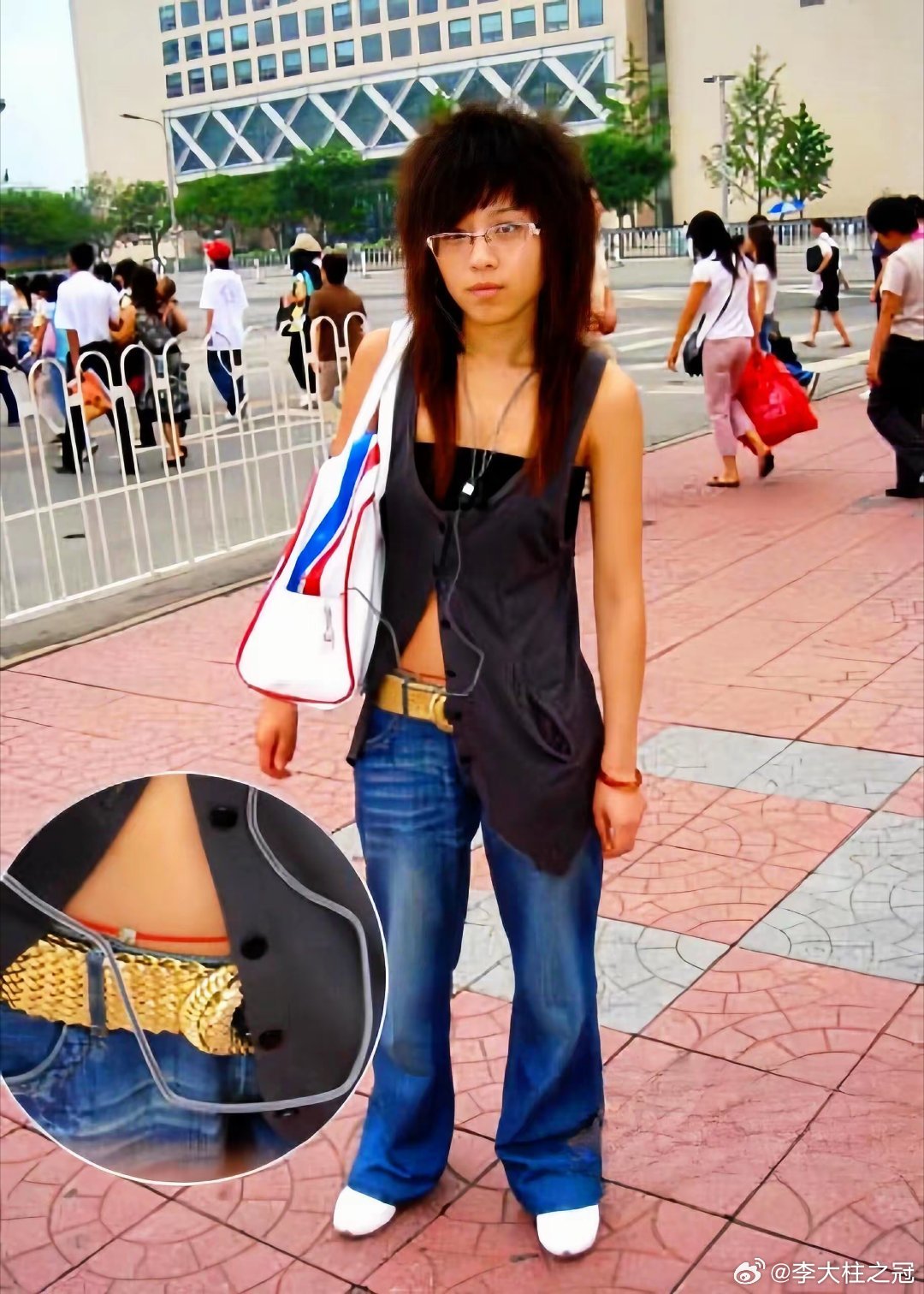 20年前，2006年的北京街头的时尚女孩。特点就是花花绿绿的，还挺好看的。 