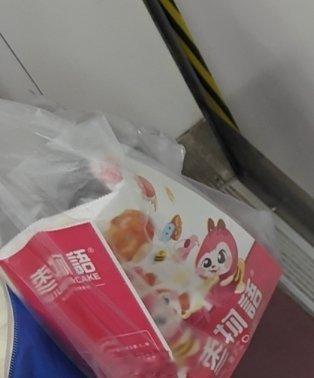 地铁上一股好吃的香味，找了好一会才发现是枣糕 ​​​