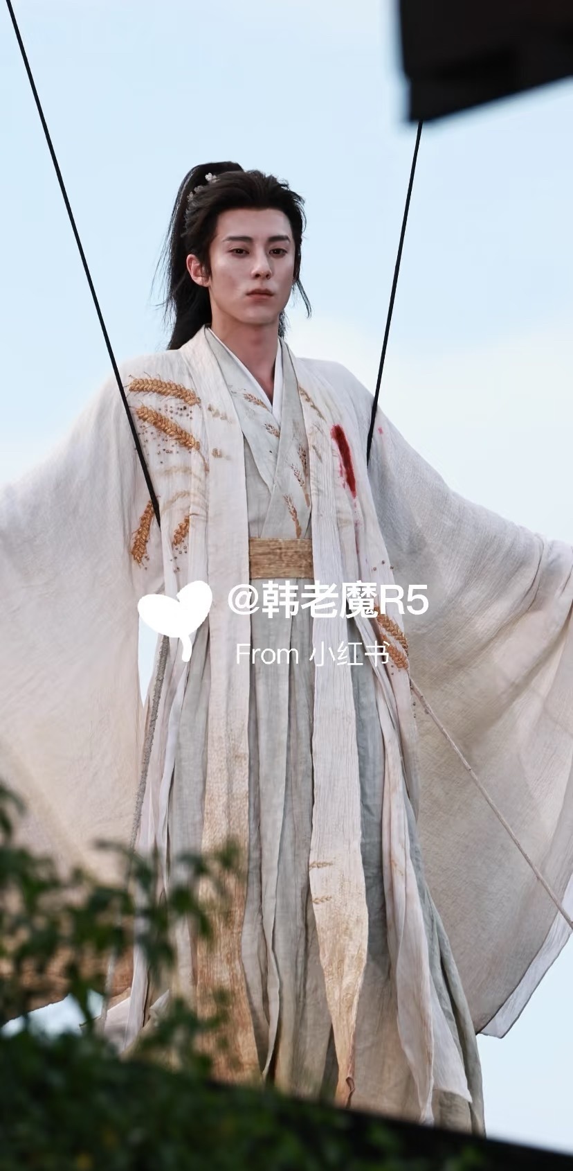 王鹤棣吊威亚路透，眼神好坚定[淡淡的] ​​​