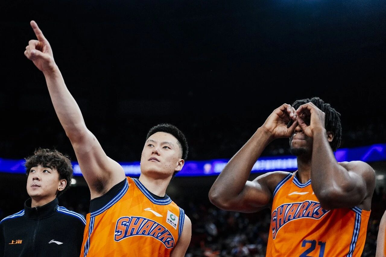 新民体育：上海男篮逐渐磨合成熟，创近年来最佳开局
