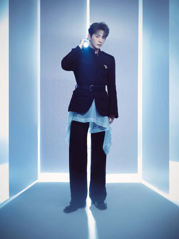 微博之夜邓为微博之夜造型出图，期待值高居总榜第二位，成为唯二突破千万期待值的艺人