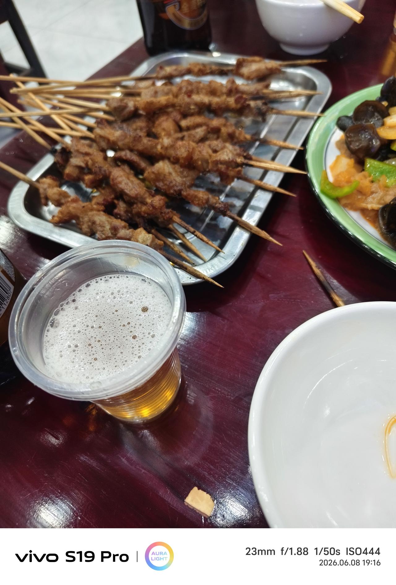 傍晚时分，风雨交加，铺天盖地蜂蛹而来。这个时节正值争秋夺麦的紧要关头，如此糟糕的