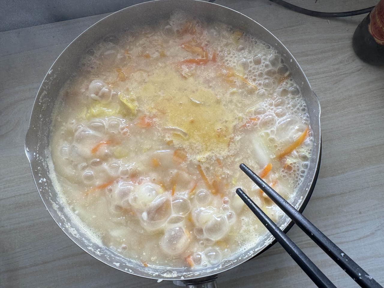 午间食记：亲手做一碗渣豆腐，卷一饼家乡的韭菜花
今天中午，我放下手头的忙碌，走进